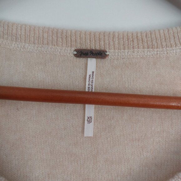 Free People 100% Cashmere Sweater XS Oatmeal Beige V-Neck Soft Luxe Knit EUC - Picture 7 of 10